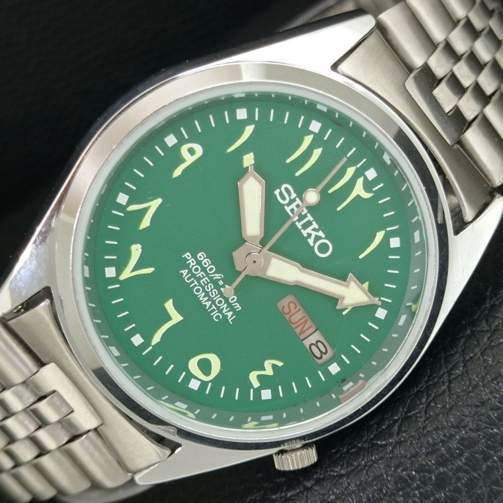 Vintage 1976 Seiko Automatic Mens Silver Watch WDaydate  White Accents